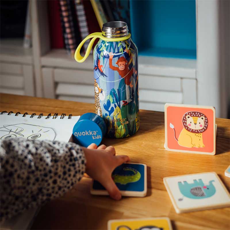 Quokka Solid Kids su dirželiu – nerūdijančio plieno dvigubos sienelės vakuuminės izoliacijos gertuvė, nešiojamas termosas 330 ml (Džiunglės)