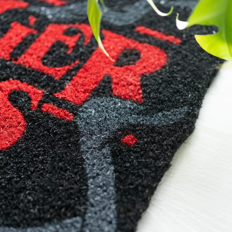 „Keisti dalykai“ – durų kilimėlis (40 x 60 cm)