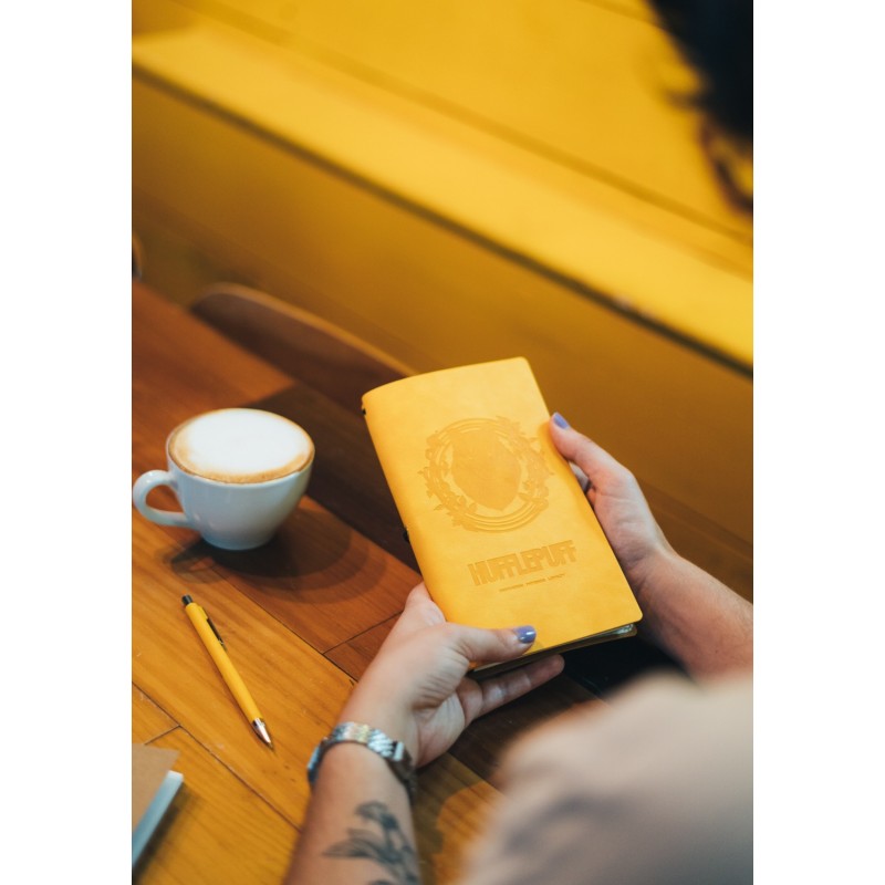 Hario Poteris – Hufelpufų odinis kelioninis užrašų knygutė 12x19,6 cm (geltona)