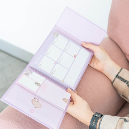 Pusheen – savaitinis planuoklis su lipniais lapeliais iš kolekcijos „Momentai“ (19,3 x 16,5 cm)