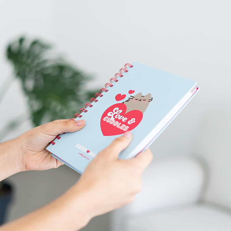 Pusheen – savaitinis kalendorius/planuoklis 2023/2024 iš kolekcijos „Purrfect Love“ (14,8 x 21 cm)