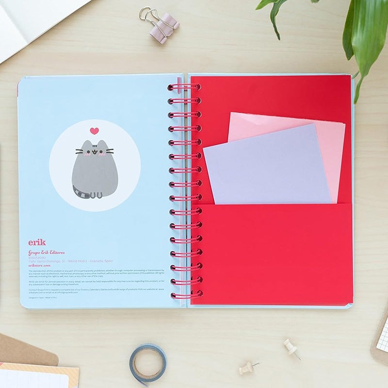 Pusheen – savaitinis kalendorius/planuoklis 2023/2024 iš kolekcijos „Purrfect Love“ (14,8 x 21 cm)