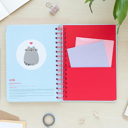 Pusheen – savaitinis kalendorius/planuoklis 2023/2024 iš kolekcijos „Purrfect Love“ (14,8 x 21 cm)