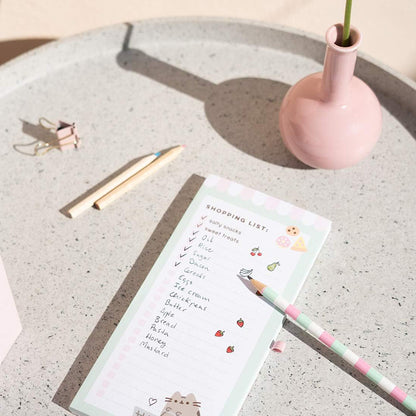 Pusheen – Magnetinis bloknotas / pirkinių sąrašas šaldytuvui + pieštukas (10 x 21 cm)