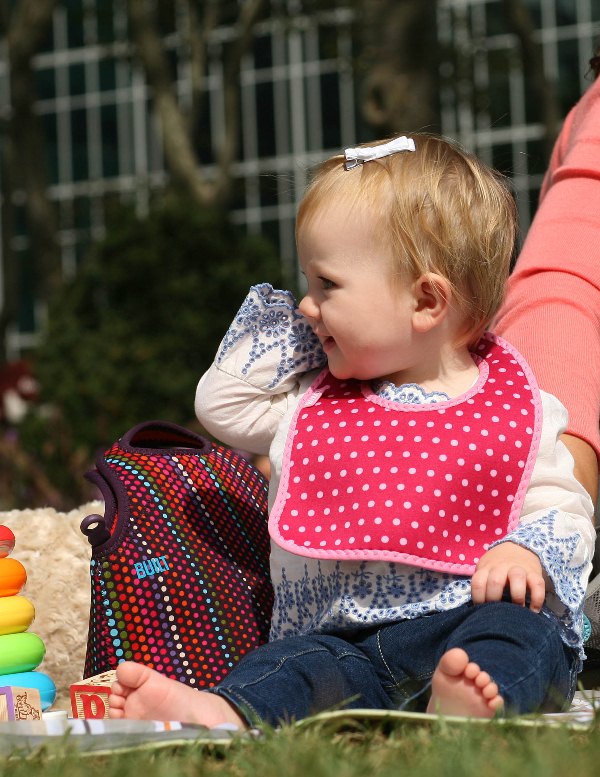 BUILT Mess Mate 2 vnt. kūdikių seilinukų rinkinys („Baby Pink Mini Dots“)