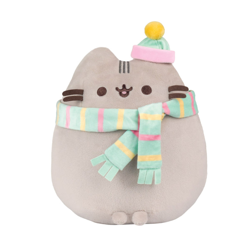 Pusheen - Pliušinis talismanas su šaliku ir kepure 24 cm