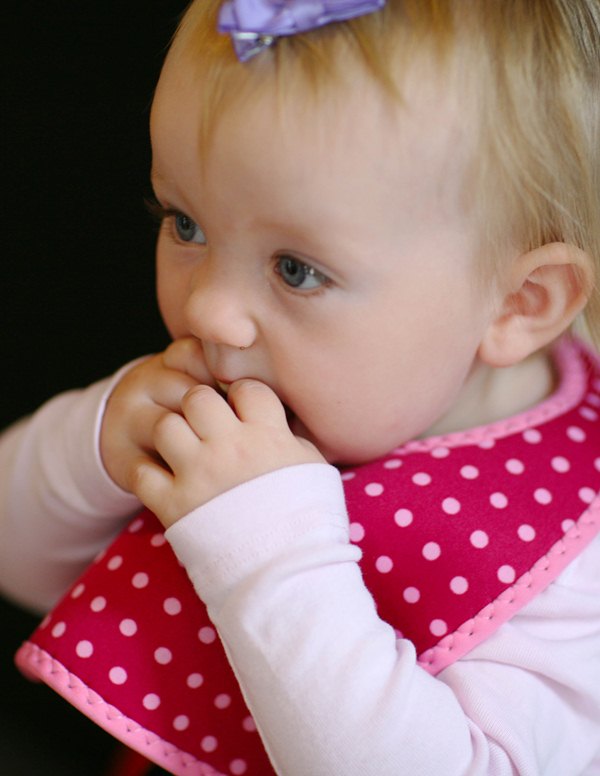 BUILT Mess Mate 2 vnt. kūdikių seilinukų rinkinys („Baby Pink Mini Dots“)