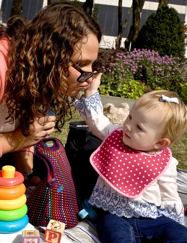 BUILT Mess Mate 2 vnt. kūdikių seilinukų rinkinys („Baby Pink Mini Dots“)