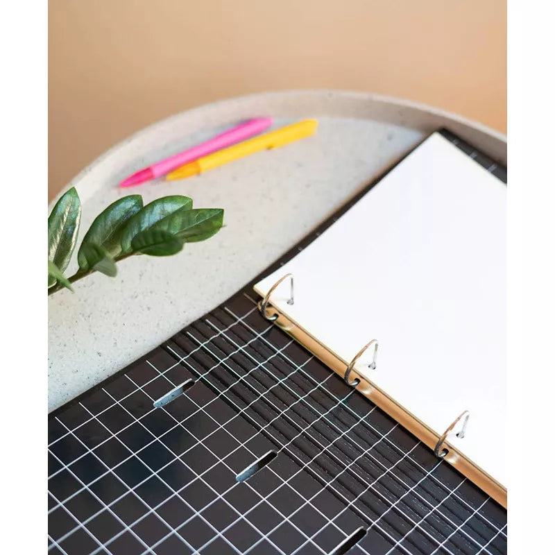 BT21 - A4 segtuvas su puslapiais (4 žiedai, guminė juosta)