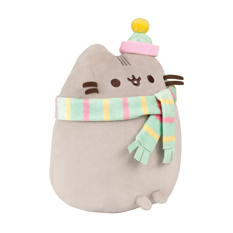 Pusheen - Pliušinis talismanas su šaliku ir kepure 24 cm