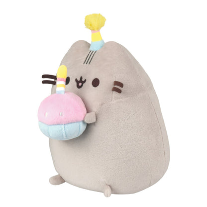 Pusheen - Pliušinis talismanas su gimtadienio kepuraite ir tortu 24 cm