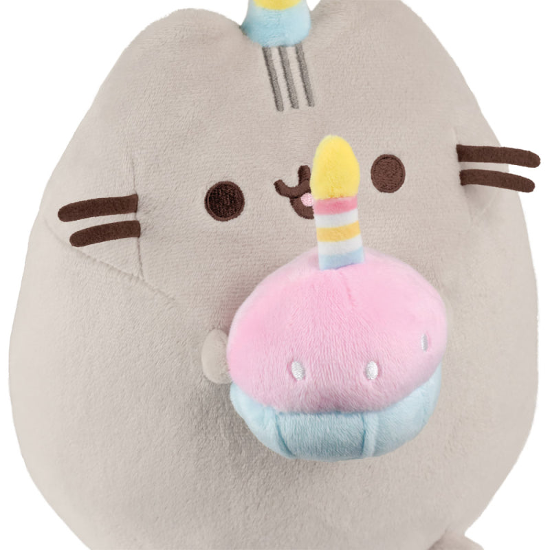 Pusheen - Pliušinis talismanas su gimtadienio kepuraite ir tortu 24 cm