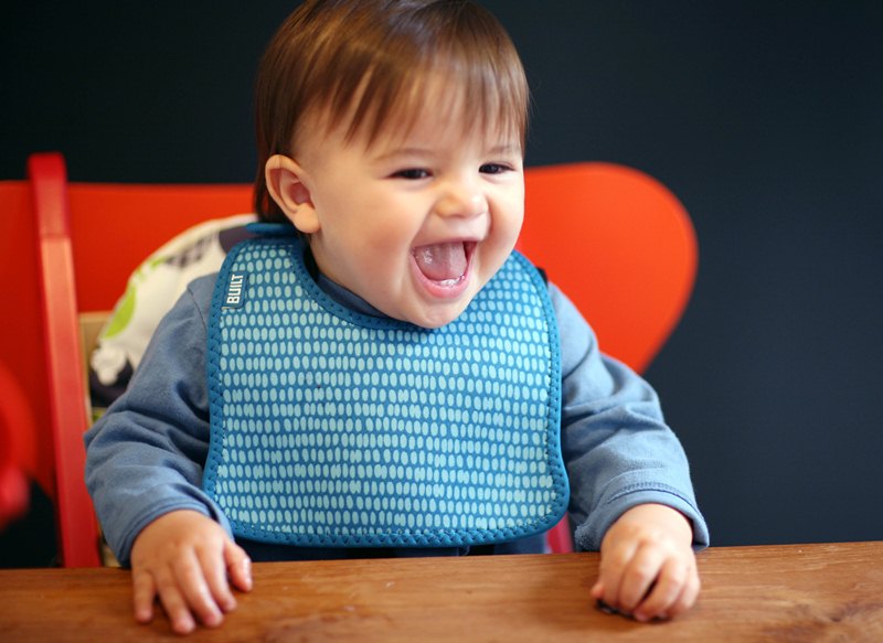 BUILT Mess Mate 2 vnt. seilinėlių rinkinys kūdikiams (mėlyna "Dribble Dots")