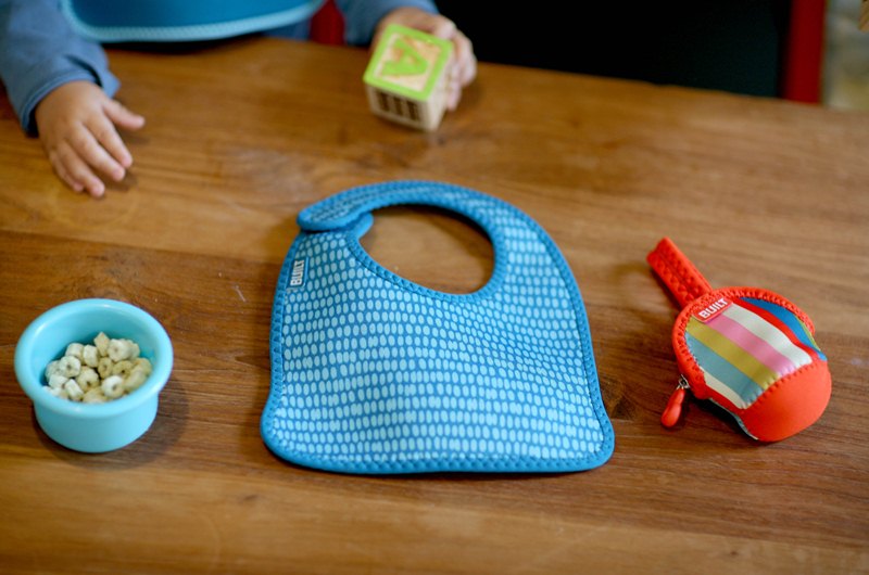 BUILT Mess Mate 2 vnt. seilinėlių rinkinys kūdikiams (mėlyna "Dribble Dots")