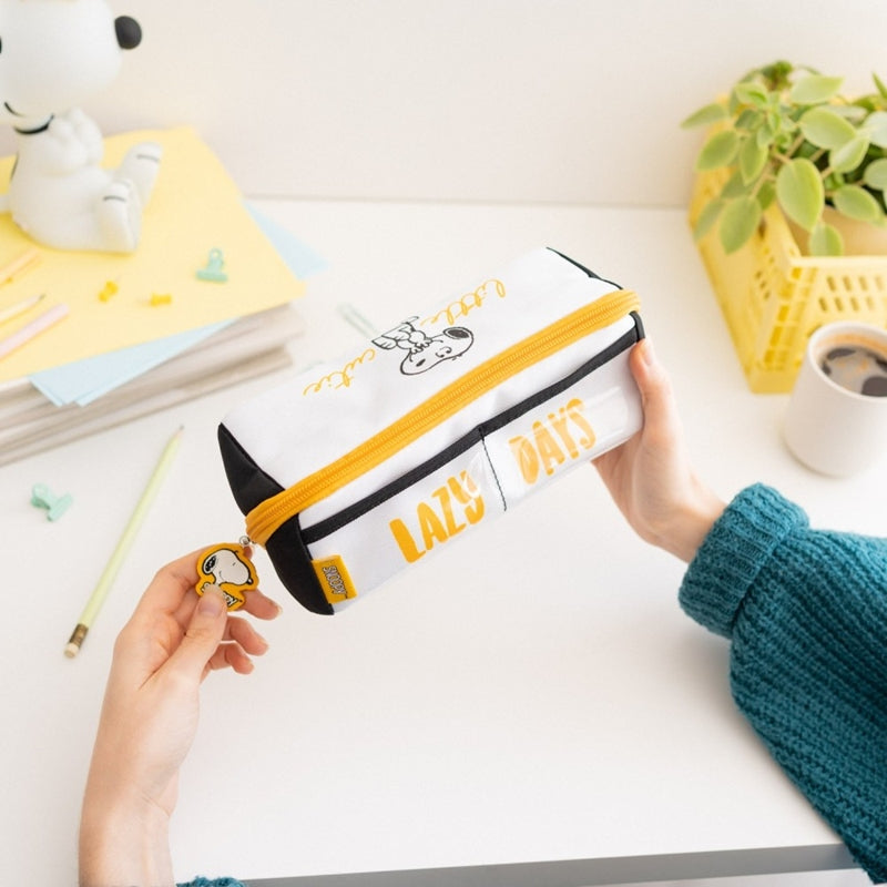 Snoopy - Dvigubas skyrius - pieštukų dėklas iš kolekcijos "Lazy Days"