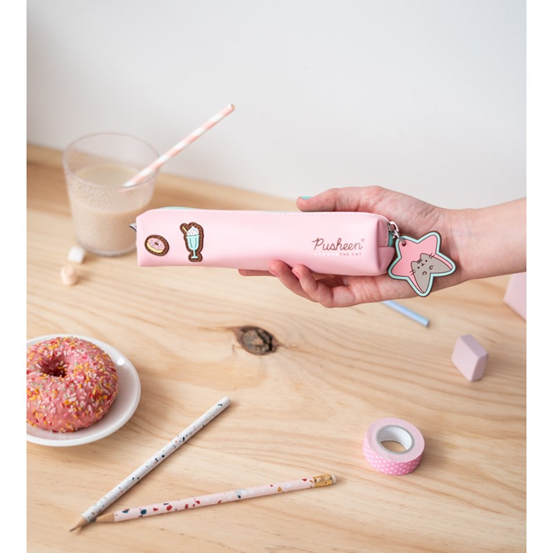 Pusheen – „Rožinė kolekcija“ pieštukinė (20 x 4 x 4 cm)