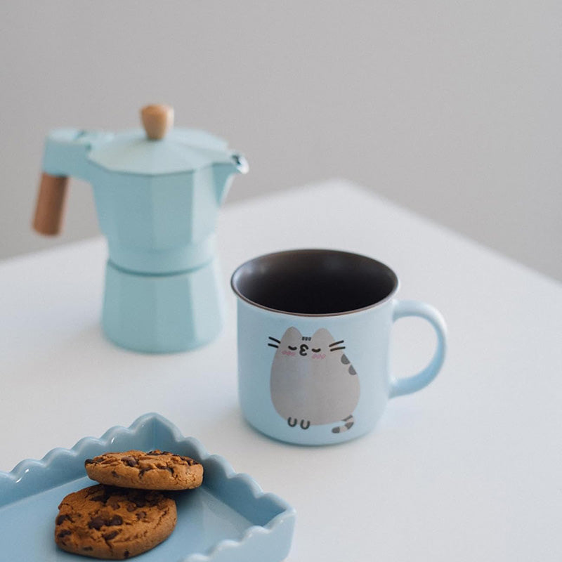 Pusheen - 380 ml keraminis puodelis iš „Purrfect Love“ kolekcijos.